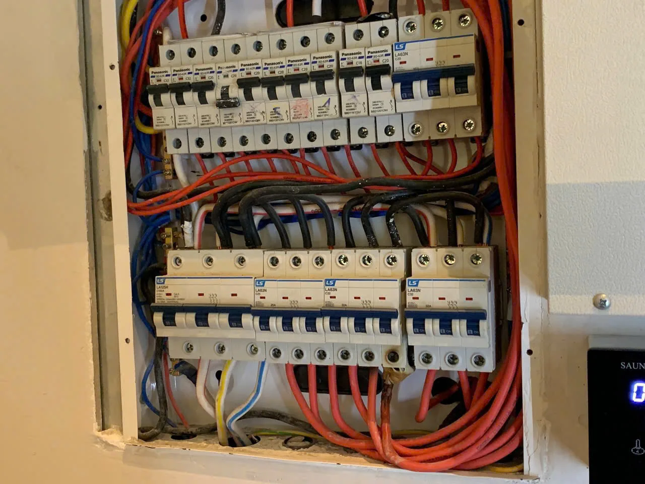 Hệ thống aptomat trong tủ điện được sắp xếp gọn gàng, an toàn