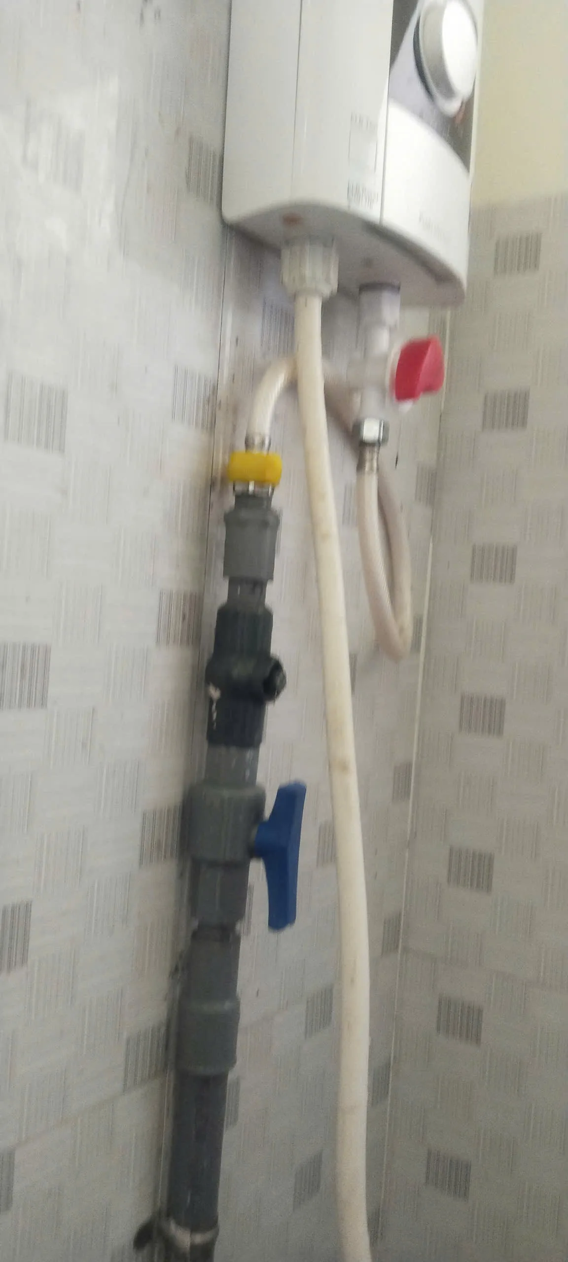 Bình nóng lạnh sau khi lắp – cân chỉnh đúng vị trí, kiểm tra rò rỉ