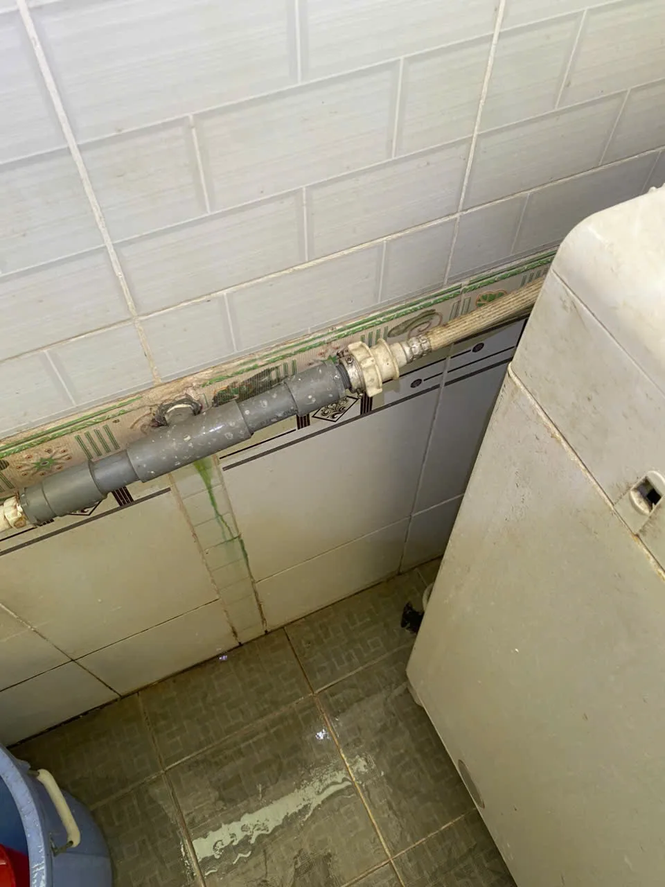 Kỹ thuật viên sửa ống nước rò rỉ tại TP.HCM