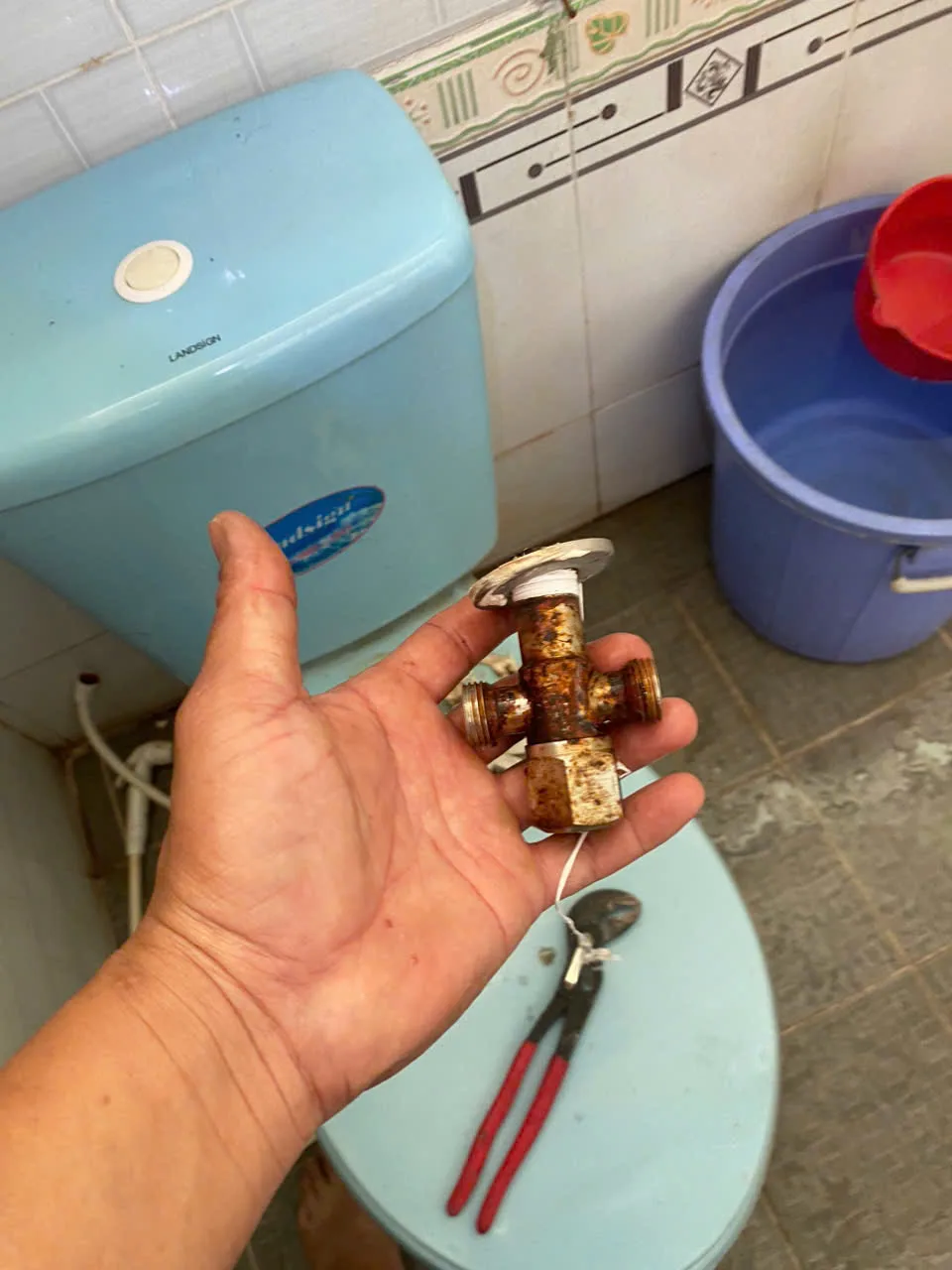 Sửa đường ống nước rò rỉ trong tường nhà phố