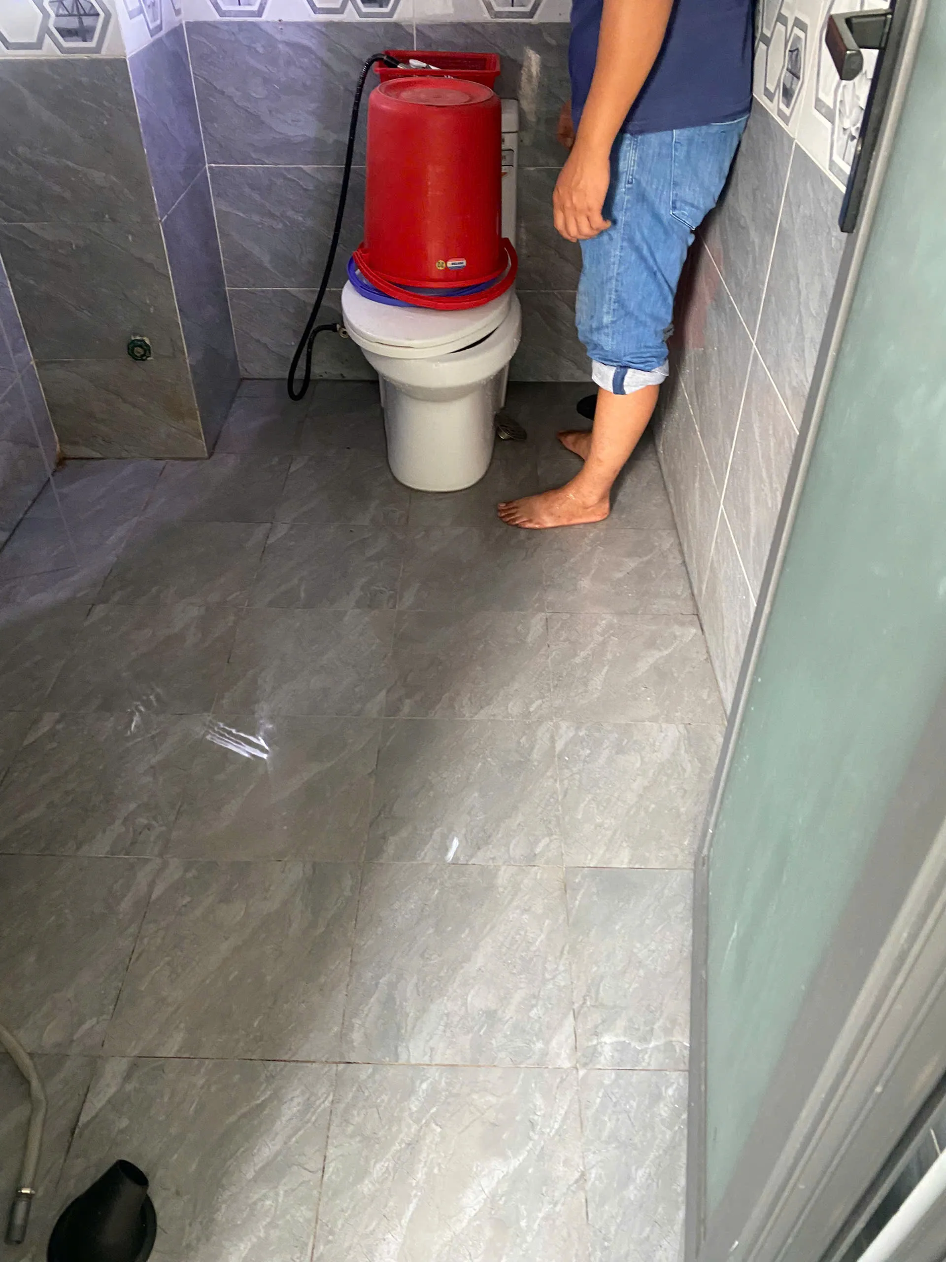 Thông tắc bồn cầu tại nhà – xử lý nghẹt nhanh không đục phá