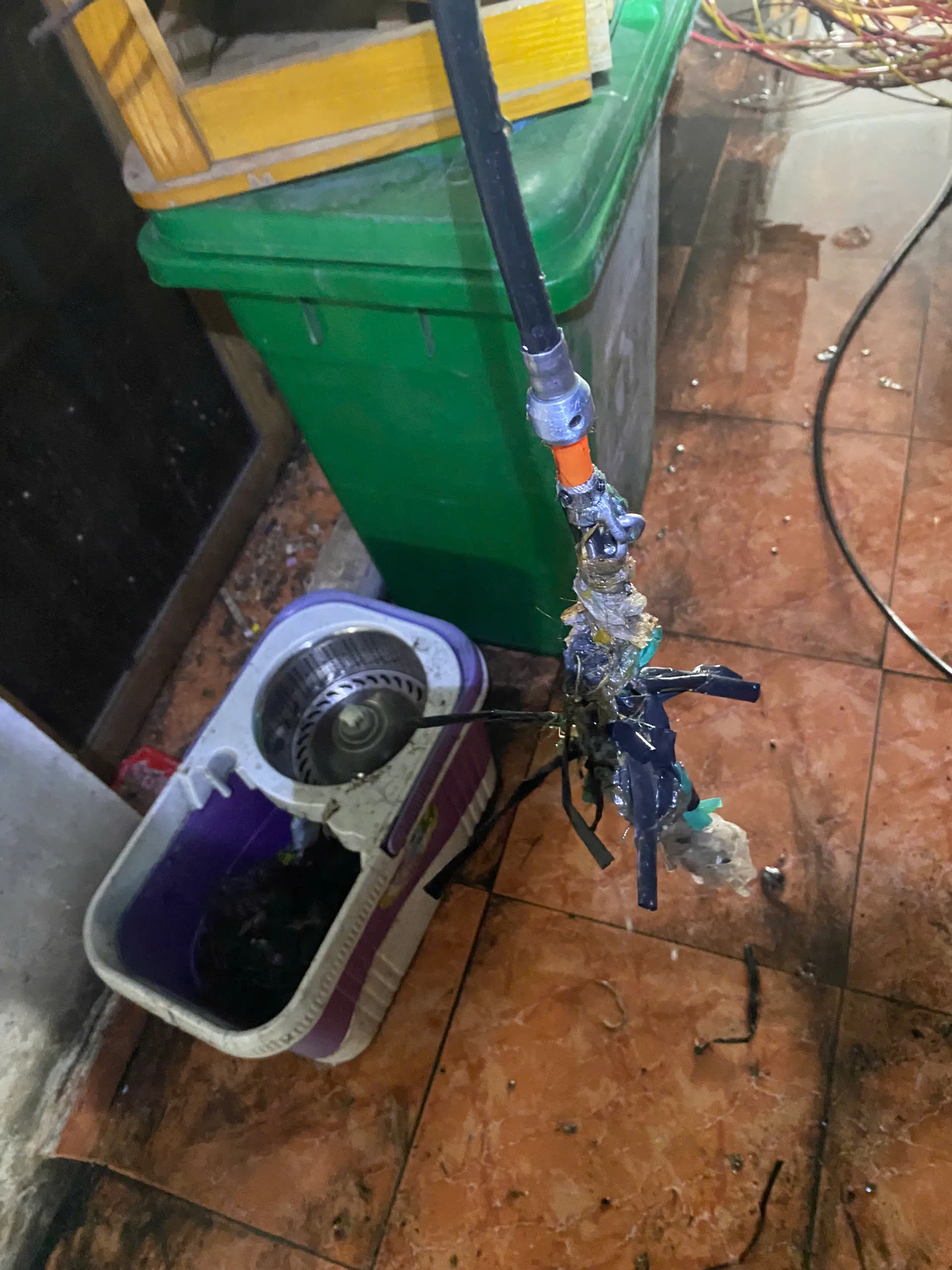 Thông tắc cống không đục phá – bảo toàn nền gạch
