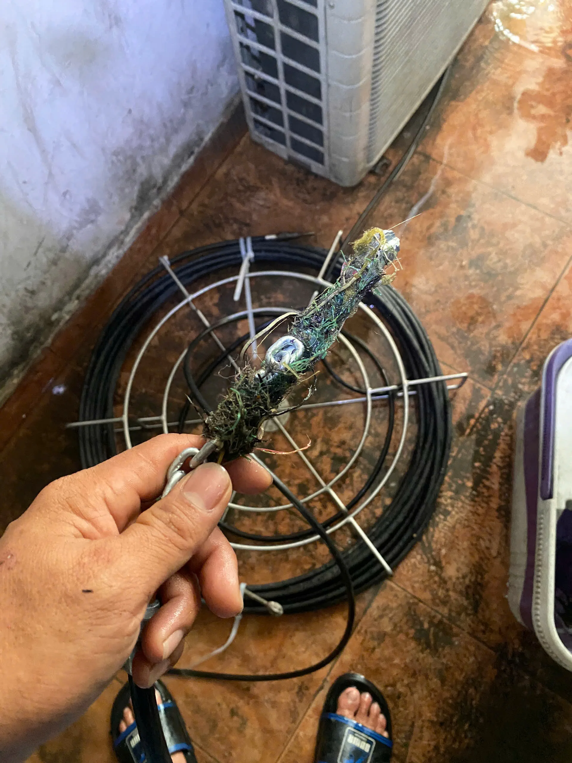 Kỹ thuật viên thông tắc cống chuyên nghiệp tại nhà