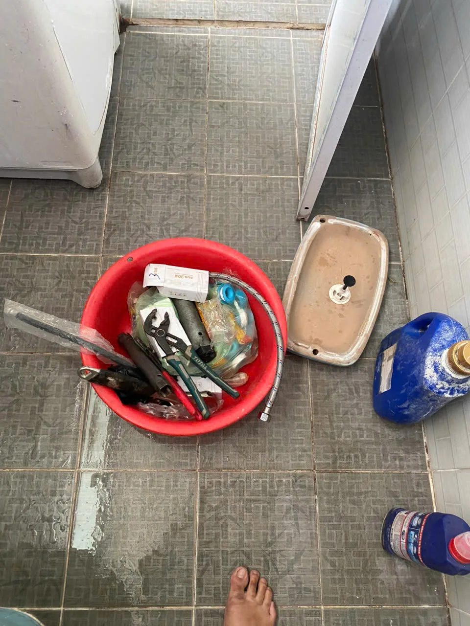 Kỹ thuật viên sửa điện tại nhà TP.HCM – kiểm tra bảng điện