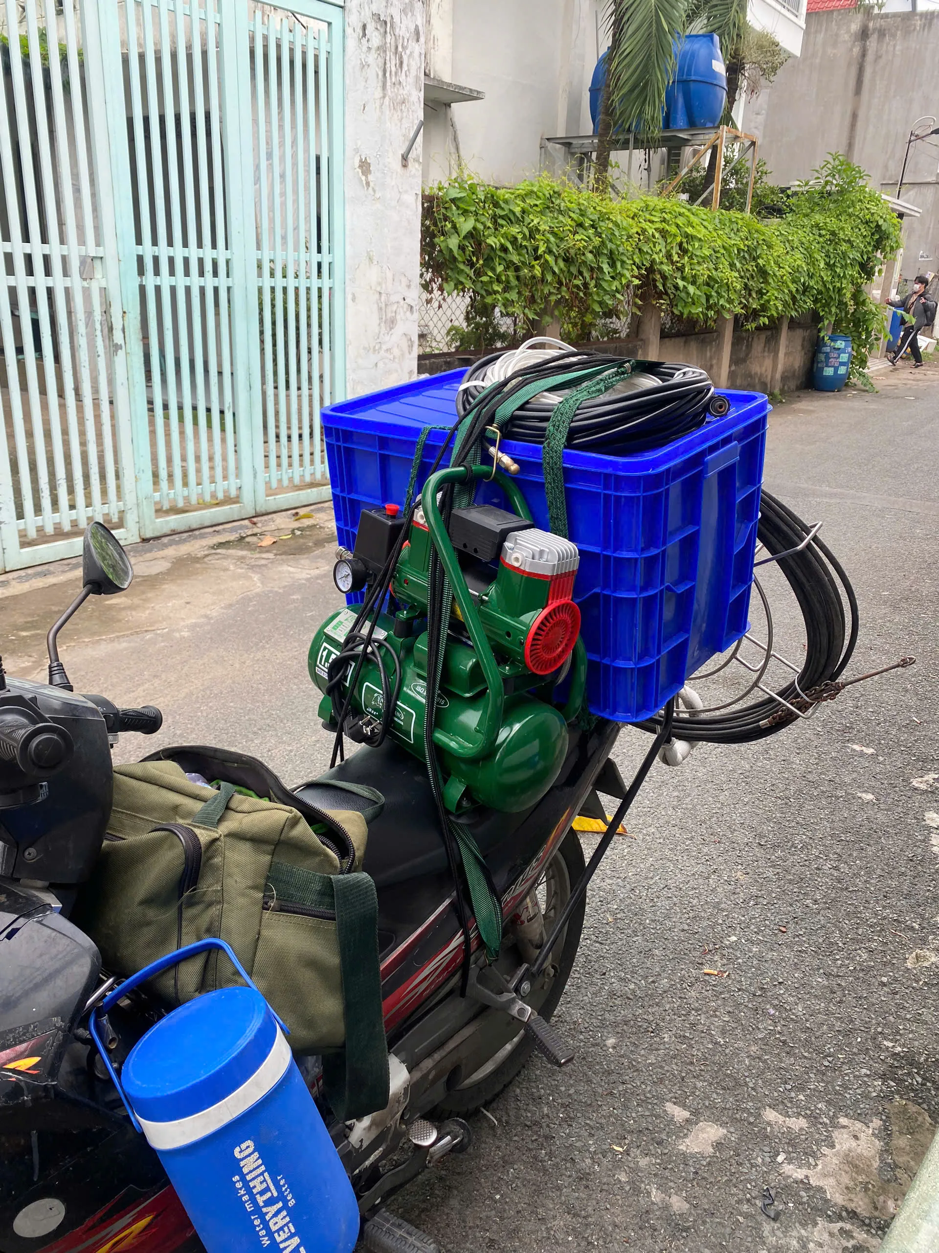 Kỹ thuật viên sửa máy bơm nước tại nhà TP.HCM